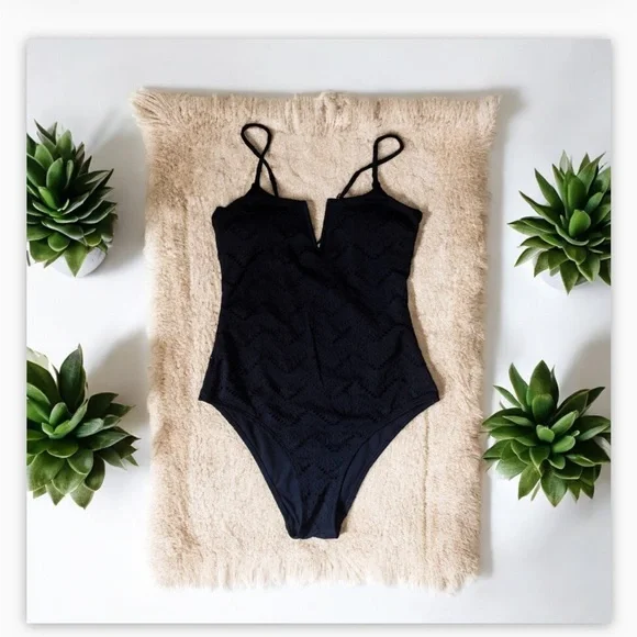 NWT Black Crochet V-Notch One Piece Swimsuit
-Sz M-Gorgeous!! Flattering ☀️🖤 - Picture 8 of 10